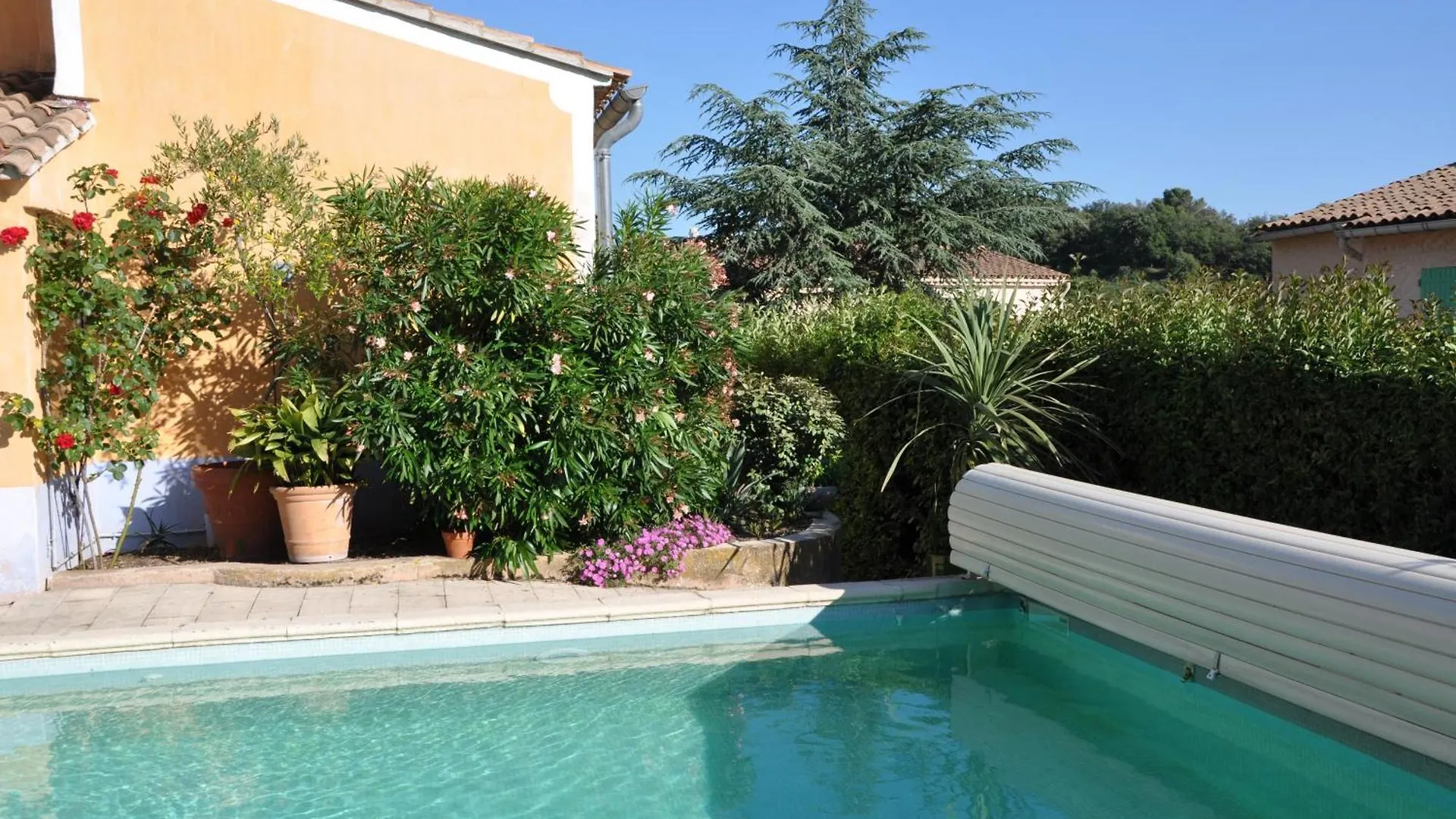Les Moineaux Bed & Breakfast Rustrel